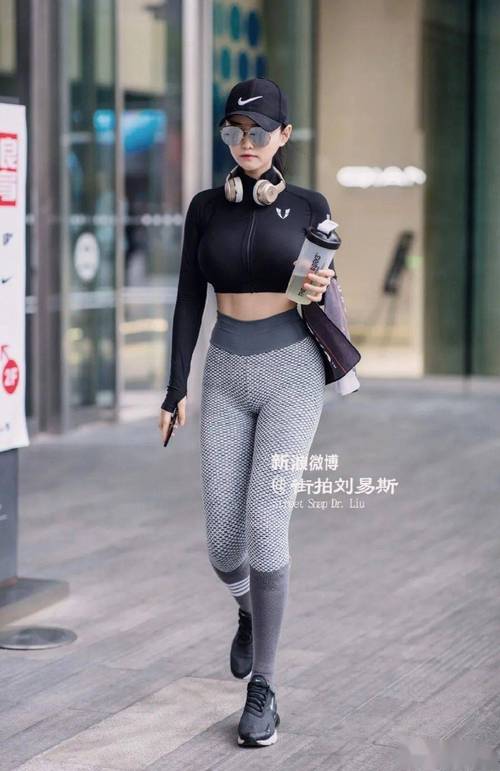 《隔壁少妇的秘密：一段禁忌的情感纠葛》长尾关键词：邻居少妇情感小说、禁忌关系描写、都市情感短篇