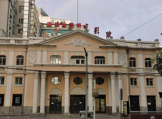 一边舌吻一边揉着奶头的相关介绍