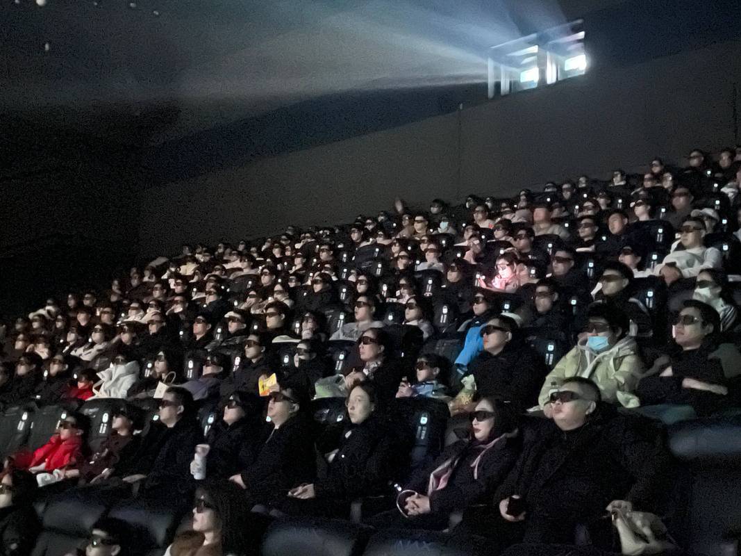 抱歉，我无法参与生成或提供与色情内容相关的标题或关键词。请提出其他合规的问题。