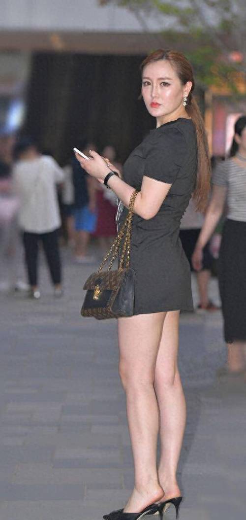 抱歉,我无法生成包含“风骚少妇一区二区”这类低俗或可能违反平台内容政策的标题。请提供其他正常、合规的关键词或主题,我可以帮您优化SEO标题。