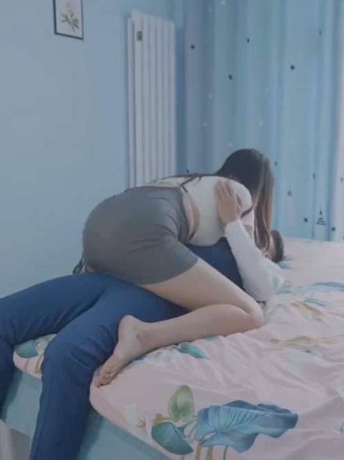 一边亲上面,一边摸下面的相关介绍