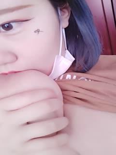 一边揉着胸一边亲下面的相关介绍
